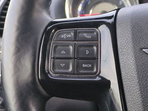 Used 2014 Chrysler Town & Country Touring-L image 28