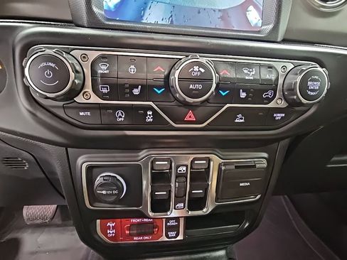 Used 2022 Jeep Gladiator Rubicon w/ Cold Weather Group image 19
