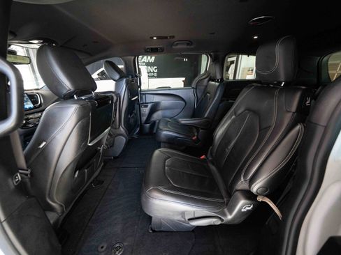 Used 2021 Chrysler Pacifica Touring-L w/ Uconnect Theater Family Group image 23