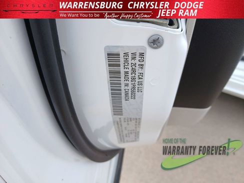 Used 2023 Chrysler Pacifica Touring-L image 11