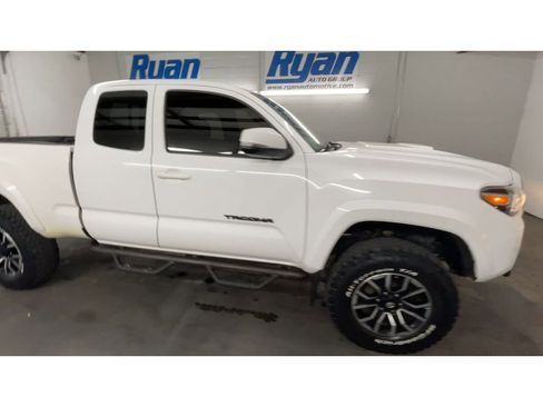 Used 2016 Toyota Tacoma TRD Sport image 2