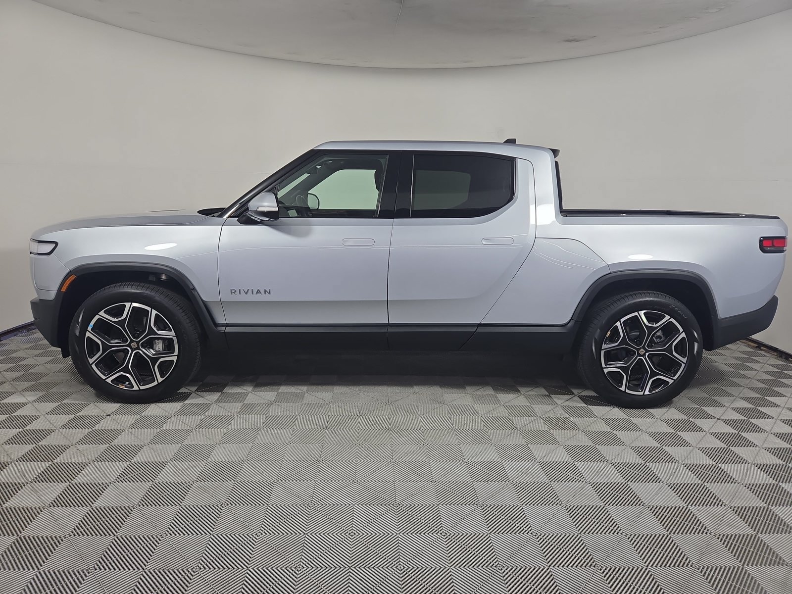 Used 2023 Rivian R1T Adventure Dual AWD/4WD image 2