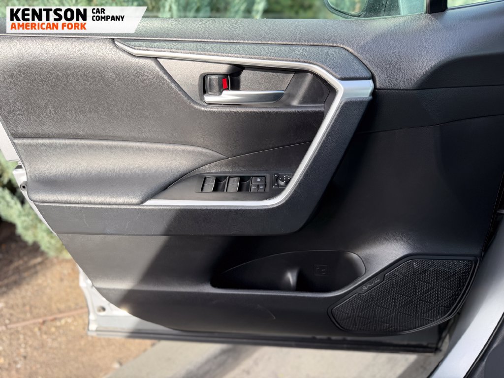 Used 2025 Toyota RAV4 XLE AWD/4WD image 18