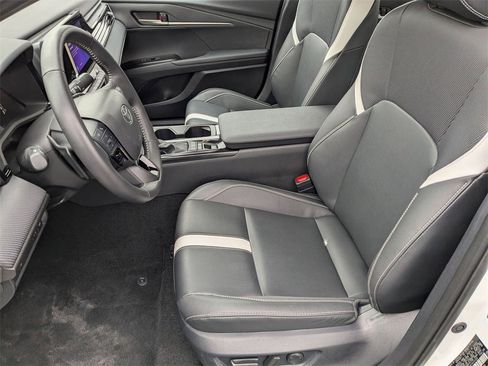 Used 2025 Toyota Camry SE image 18