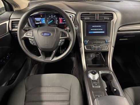 Certified 2017 Ford Fusion SE w/ Fusion SE Technology Package FWD image 9