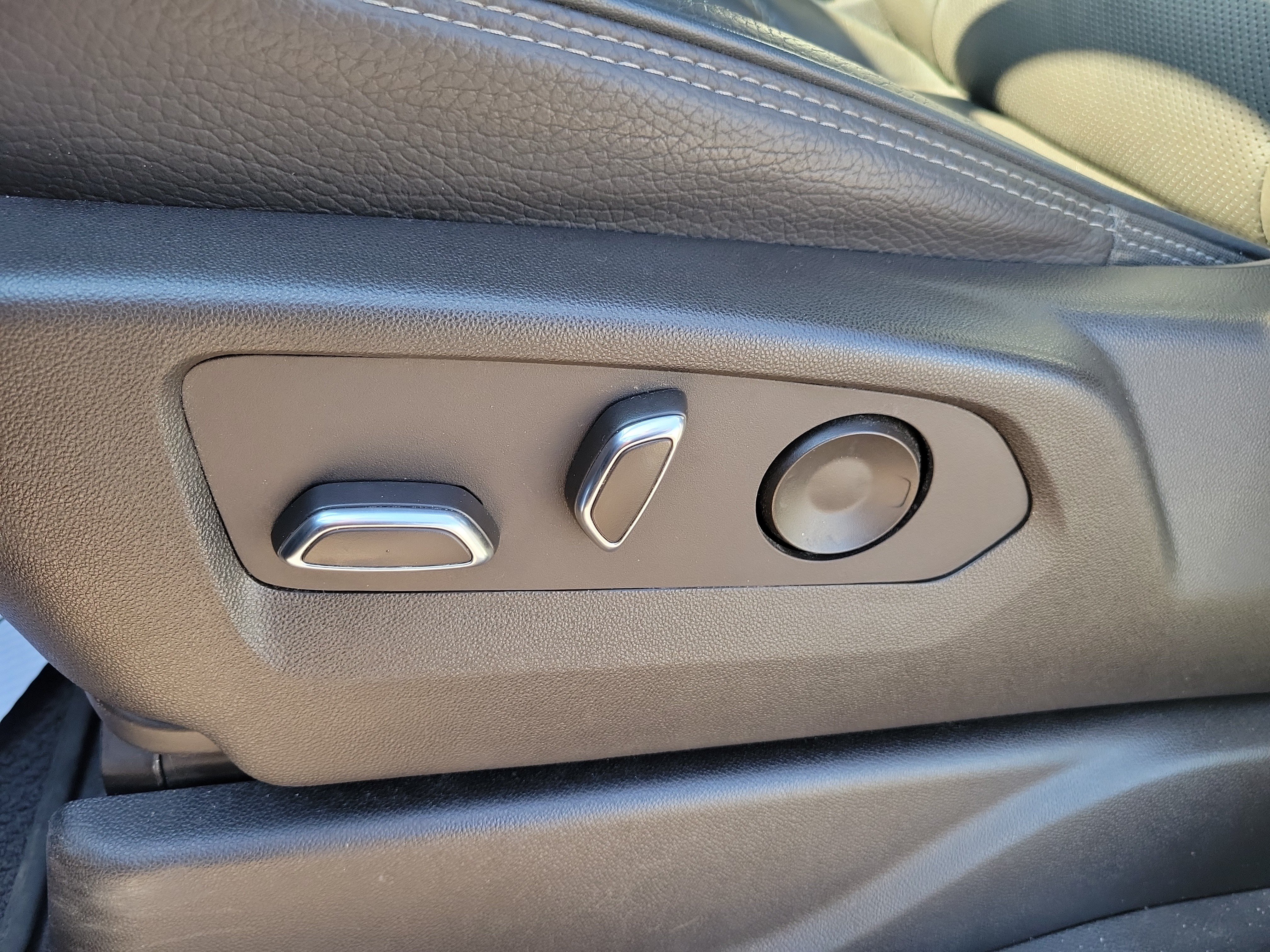 Used 2022 GMC Yukon Denali AWD/4WD image 18