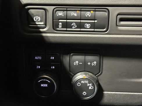 Used 2023 Chevrolet Tahoe Z71 w/ Luxury Package AWD/4WD image 19