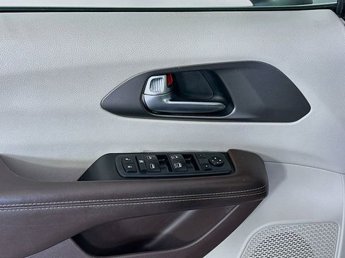 Used 2020 Chrysler Voyager LX image 17