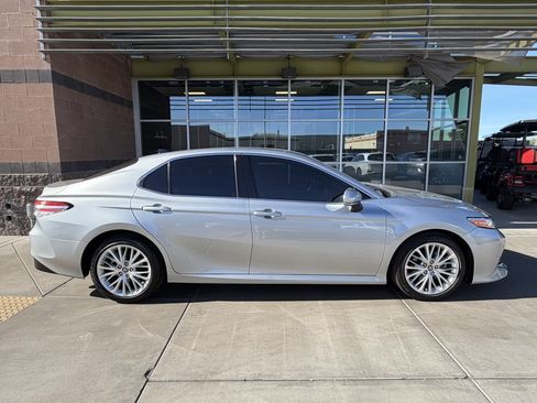 Used 2020 Toyota Camry XLE image 9