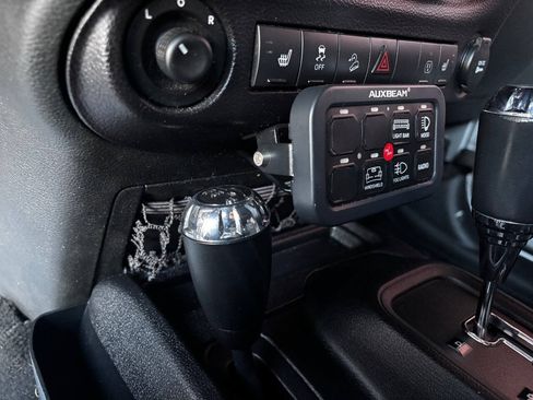 Used 2015 Jeep Wrangler Unlimited Rubicon w/ Connectivity Group AWD/4WD image 27