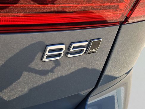 Used 2023 Volvo XC60 B5 Core image 12