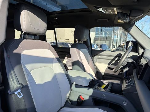 Used 2023 Land Rover Defender 130 X-Dynamic SE image 19