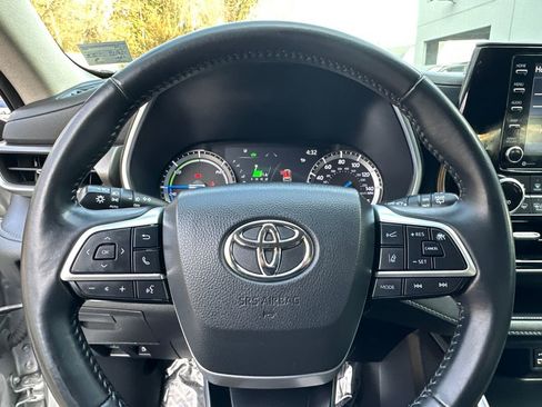 Used 2022 Toyota Highlander XLE image 26