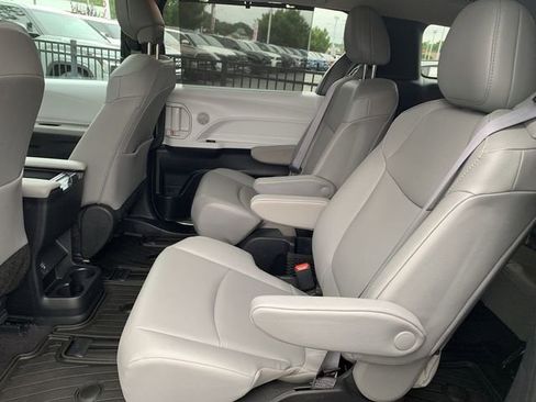 Used 2025 Toyota Sienna XLE AWD/4WD image 15