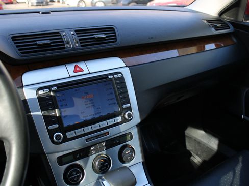 Used 2008 Volkswagen Passat Lux image 9