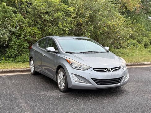 Used 2015 Hyundai Elantra SE w/ Option Group 03 FWD image 2