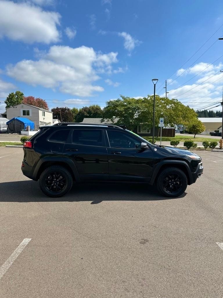 Used 2017 Jeep Cherokee Trailhawk w/ Comfort & Convenience Group AWD/4WD image 4