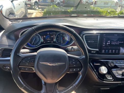 Used 2020 Chrysler Pacifica Touring-L FWD image 6