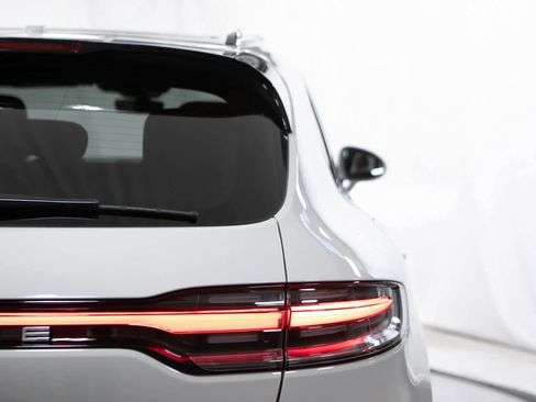 Certified 2025 Porsche Macan image 38