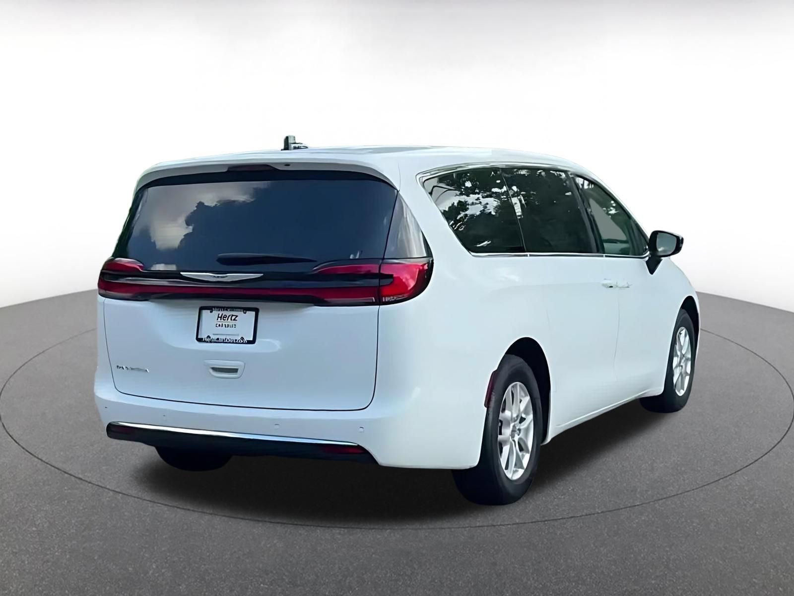 Used 2024 Chrysler Pacifica Touring-L FWD image 14