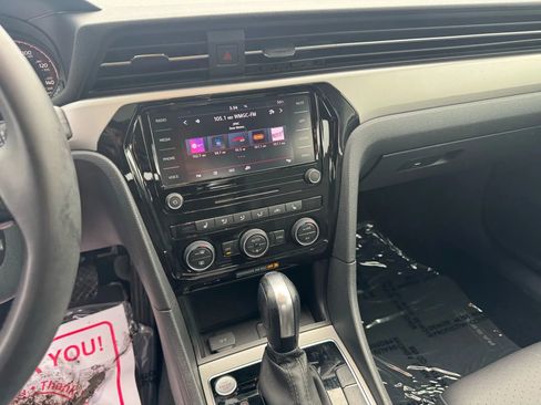 Used 2022 Volkswagen Passat 2.0T SE image 12