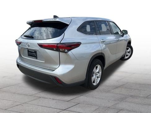 Used 2024 Toyota Highlander LE image 6