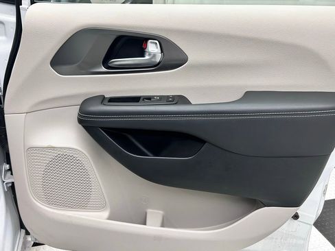 Used 2024 Chrysler Pacifica Limited FWD image 15