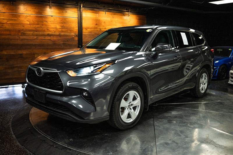 Used 2021 Toyota Highlander LE AWD/4WD image 2