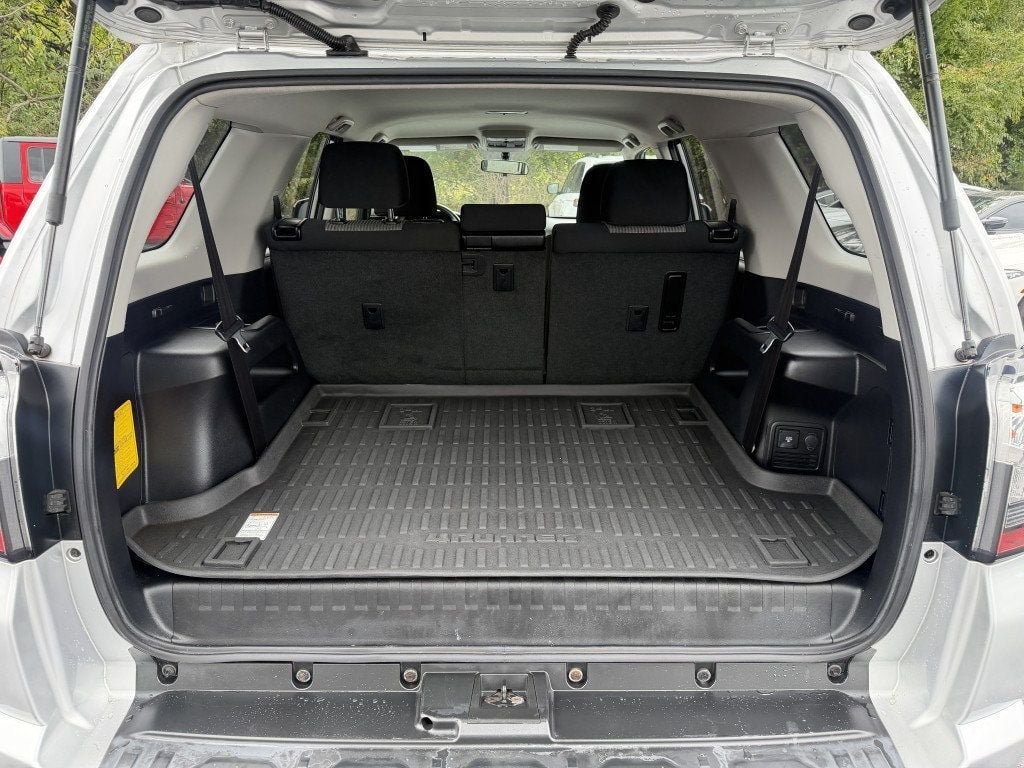 Used 2018 Toyota 4Runner SR5 AWD/4WD image 5