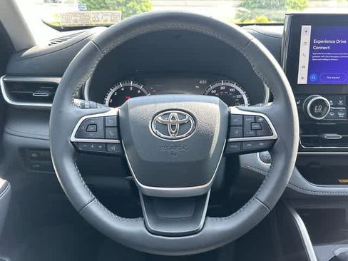 Used 2024 Toyota Highlander XLE AWD/4WD image 8