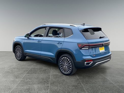 Used 2025 Volkswagen Taos SE image 3