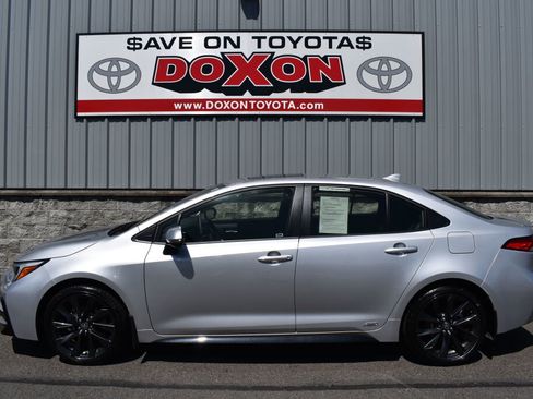 Certified 2025 Toyota Corolla SE w/ SE Premium Package AWD/4WD image 4