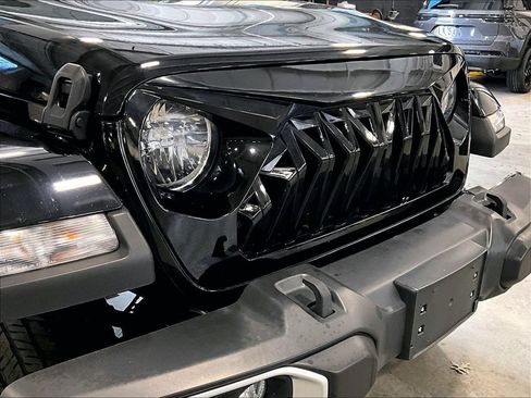 Used 2023 Jeep Wrangler Unlimited Sahara AWD/4WD image 33
