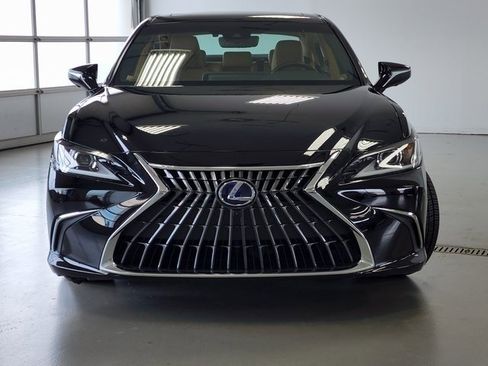 Used 2022 Lexus ES 300h w/ Accessory Package FWD image 2