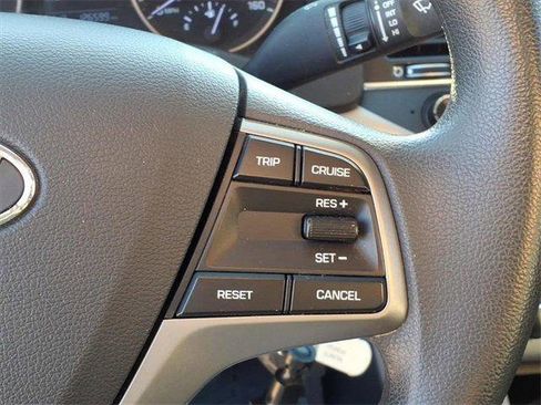 Used 2017 Hyundai Elantra SE image 18