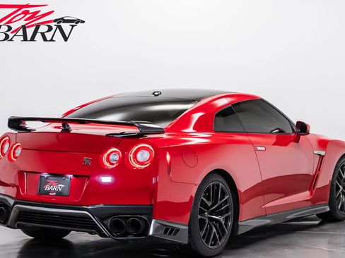 Used 2018 Nissan GT-R Premium image 5