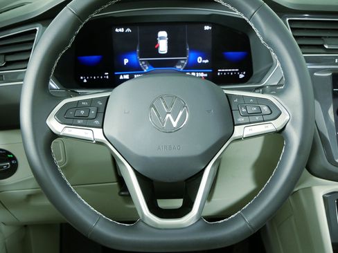 Certified 2022 Volkswagen Tiguan SE w/ Panoramic Sunroof Package image 15