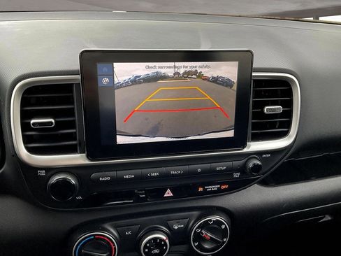 Certified 2025 Hyundai Venue SE image 14