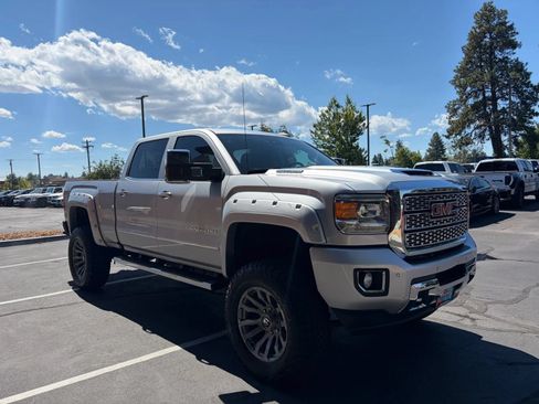 Used 2019 GMC Sierra 2500 Denali w/ Duramax Plus Package AWD/4WD image 7