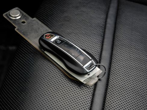 Used 2023 Porsche Cayenne Platinum Edition image 63