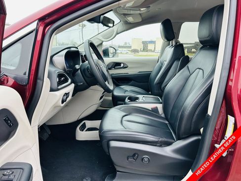 Used 2023 Chrysler Pacifica Touring-L image 3