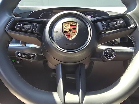 Certified 2025 Porsche Cayenne Coupe image 26