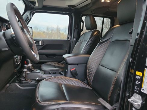Used 2023 Jeep Gladiator Overland image 14