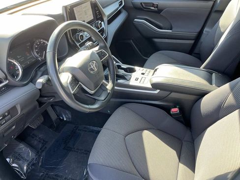 Used 2023 Toyota Highlander LE image 28
