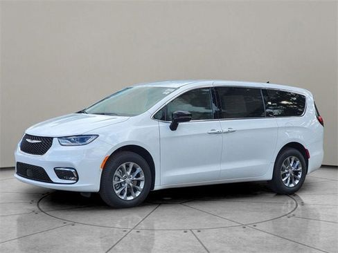 New 2026 Chrysler Pacifica Select image 3