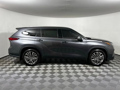 Used 2021 Toyota Highlander Platinum image 4