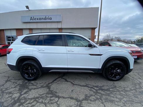 Certified 2025 Volkswagen Atlas Peak Edition SE image 2