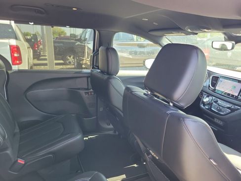 New 2025 Chrysler Pacifica Select FWD image 29