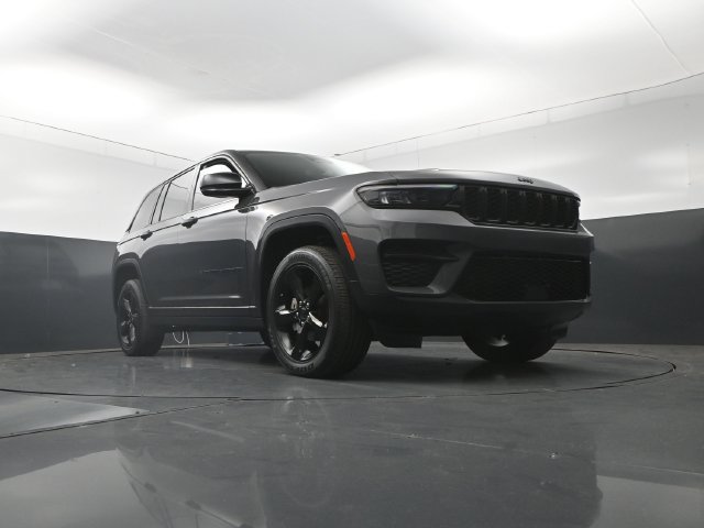 Used 2023 Jeep Grand Cherokee Altitude AWD/4WD image 35