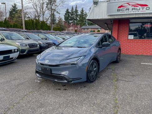 Used 2025 Toyota Prius LE image 1